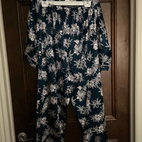 CUTE! SILKY SATIN LIKE PAJAMA SET - Picture 1 of 2